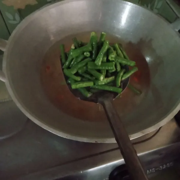 Masukkan kacang masak hingga agak lunak.