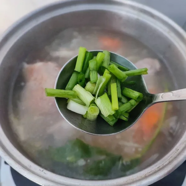 Tambahkan irisan daun bawang sesaat sebelum kompor dimatikan. Sajikan selagi hangat.