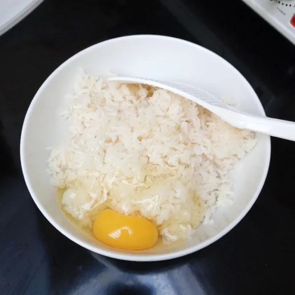 Masukkan telur ke dalam nasi aduk rata, sisihkan.