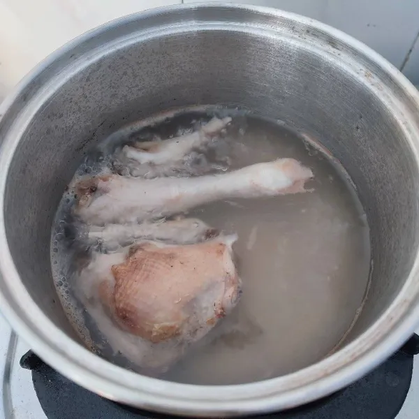 Rebus ayam dengan 500 ml air hingga empuk.