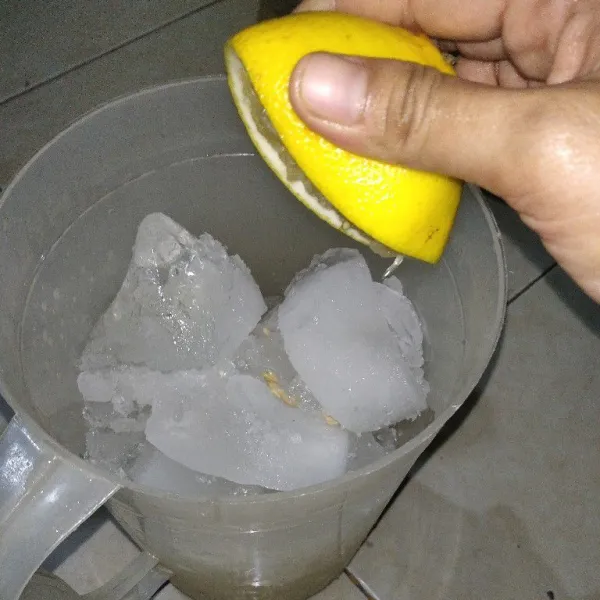 Beri es batu dengan perasan lemon.