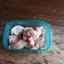 Potong ayam dan cuci bersih.