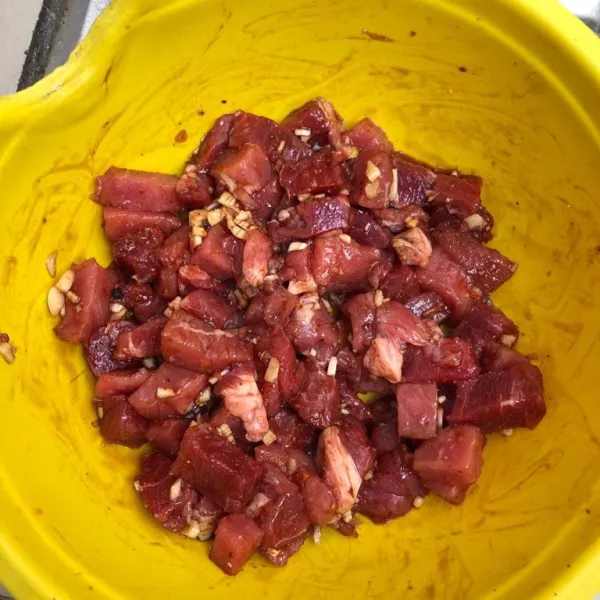 Langkah pertama, potong dadu daging sapi lalu marinasi selama 30 menit.