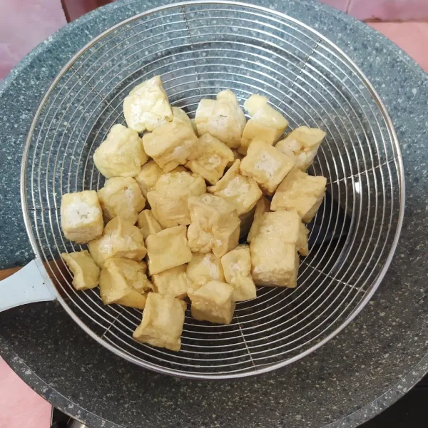 Goreng tahu hingga berkulit.