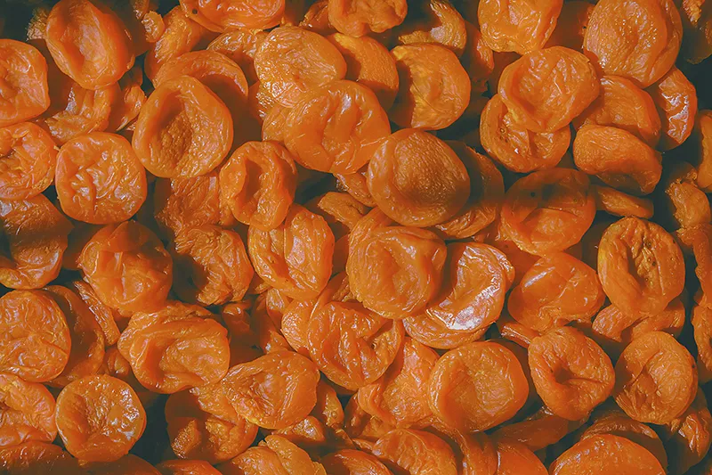 buah aprikot kering yang tinggi zat besi