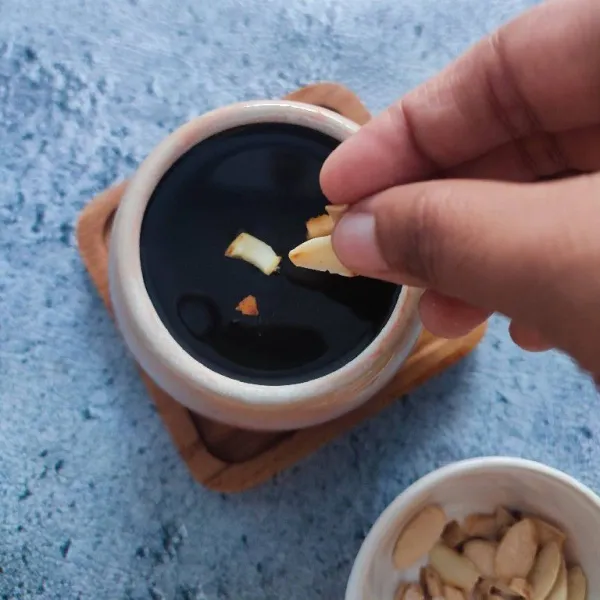 Kemudian tuang ke dalam gelas saji dan tambahkan kacang almond atau kacang kenari sangrai. Sajikan selagi panas.