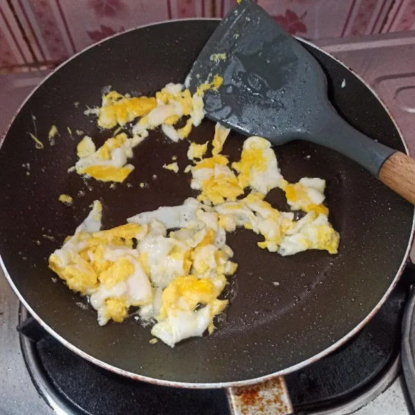 Goreng telur orak-arik, setelah itu angkat dan tiriskan.