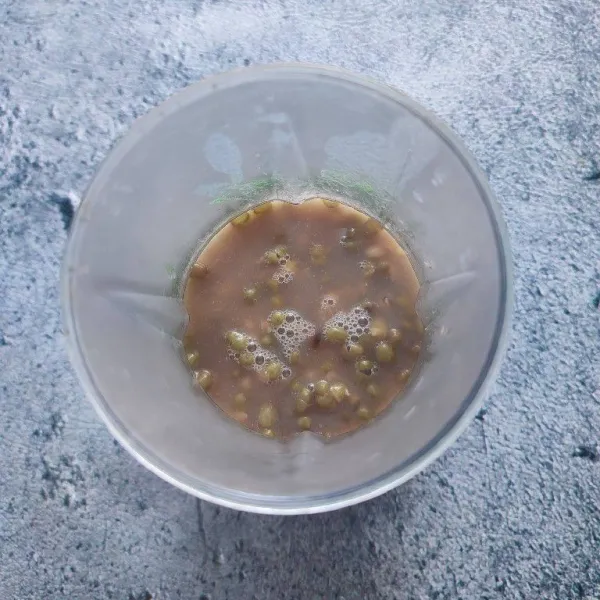 Masukkan kacang hijau ke dalam jar blender.