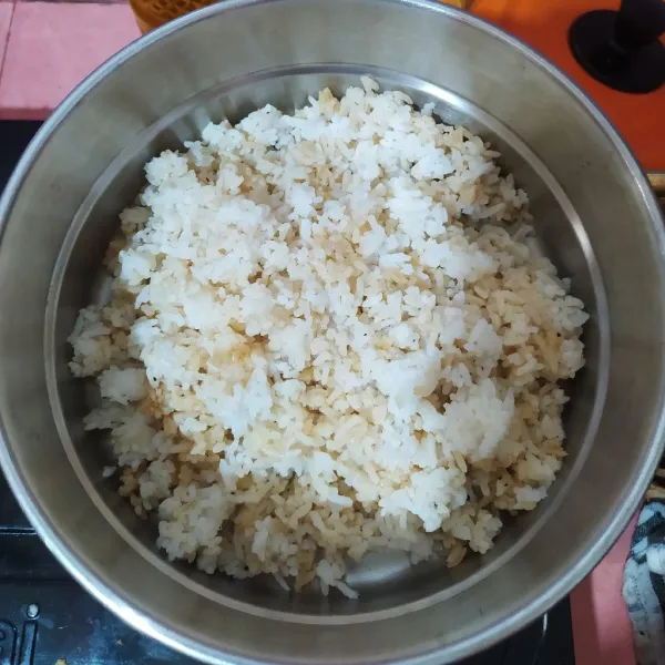 Masukkan nasi ke dalam kukusan.