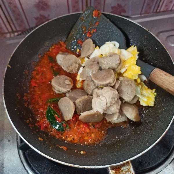 Selanjutnya masukkan bakso dan telur, aduk rata.