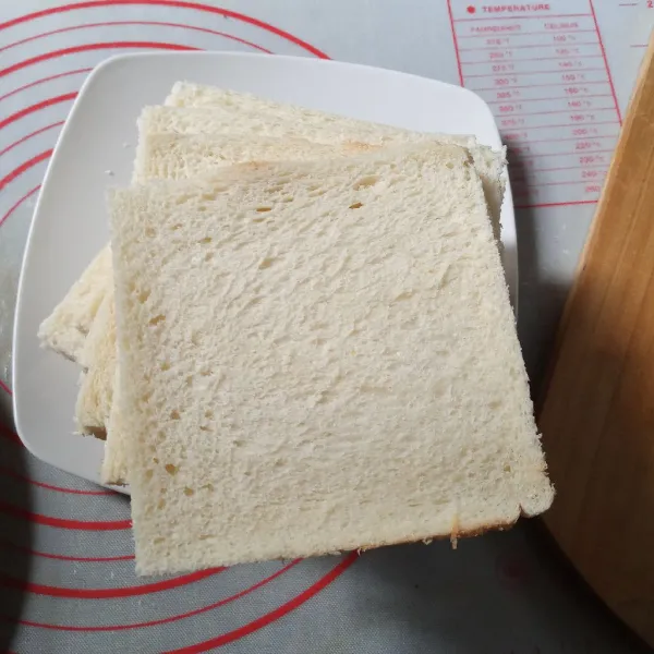 Siapkan roti tawar, buang bagian tepi.