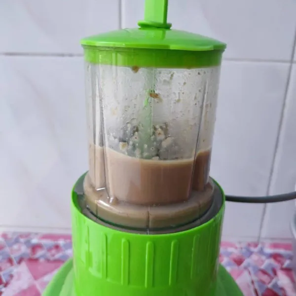 Kemudian blender hingga halus. Langsung sajikan atau masukkan lemari es.