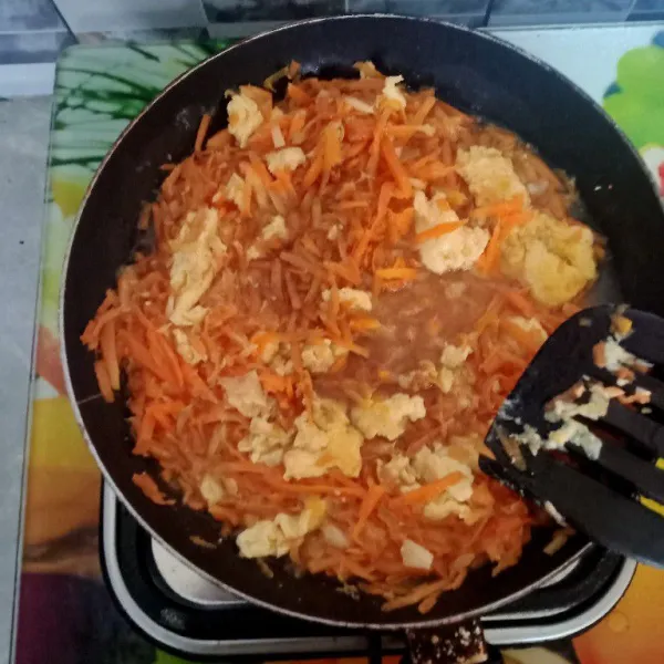 Tambahkan air dan saus tiram. Koreksi rasa.