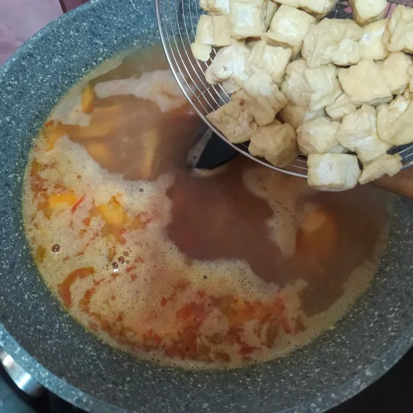 Masukkan tahu lalu bumbui dengan kaldu bubuk, garam dan gula merah.