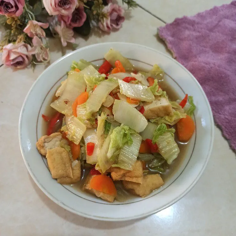Tumis Tahu Sawi Putih dalam piring saji