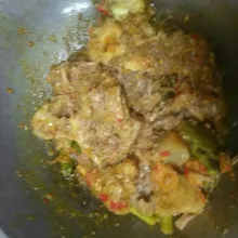 Masukkan daging aduk hingga berubah warna.