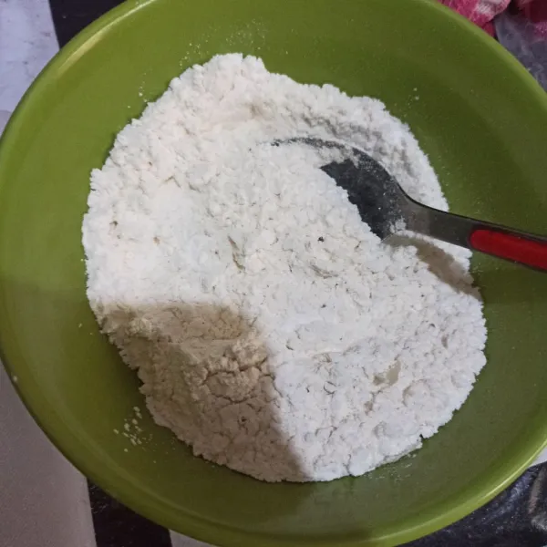 Campur tepung terigu, tepung bumbu, tepung beras, tepung tapioka.
