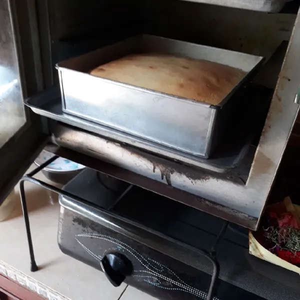Panggang dalam oven yang sudah dipanaskan hingga matang (25 menit rak bawah dan 15 menit rak atas). Sesuaikan dengan oven masing-masing.
