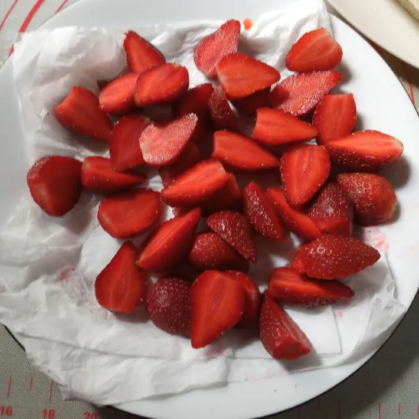 Cuci bersih strawberry, belah jika ukurannya besar tapi biarkan utuh jika ukurannya sedikit kecil.