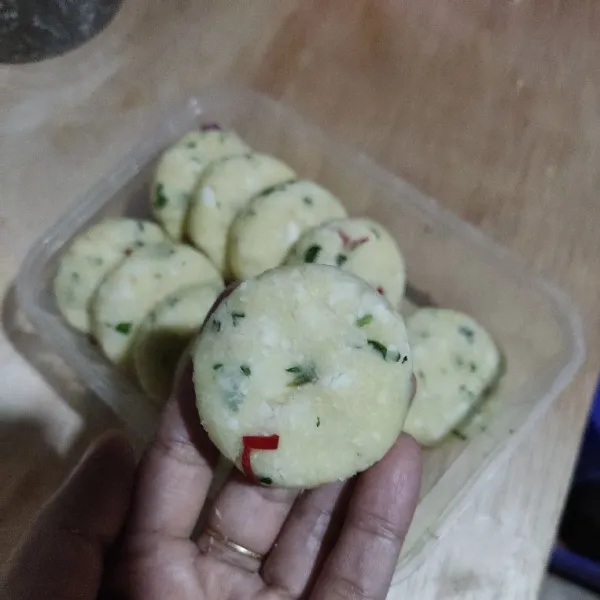 Aduk rata dan bentuk bulat pipih.