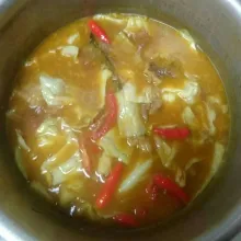 Setelah kuah agak menyusut masukkan kol,tomat&, dan cabe rawit merah masak hingga layu lalu matikan kompor.angkat dan sajikan, jangan lupa beri taburan bawang goreng.