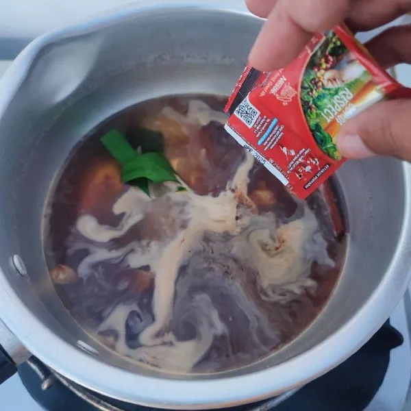 Tambahkan kopi bubuk, aduk rata dan koreksi rasa.