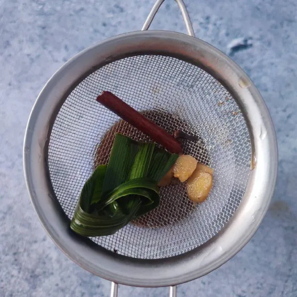 Saring kopi menggunakan saringan teh.