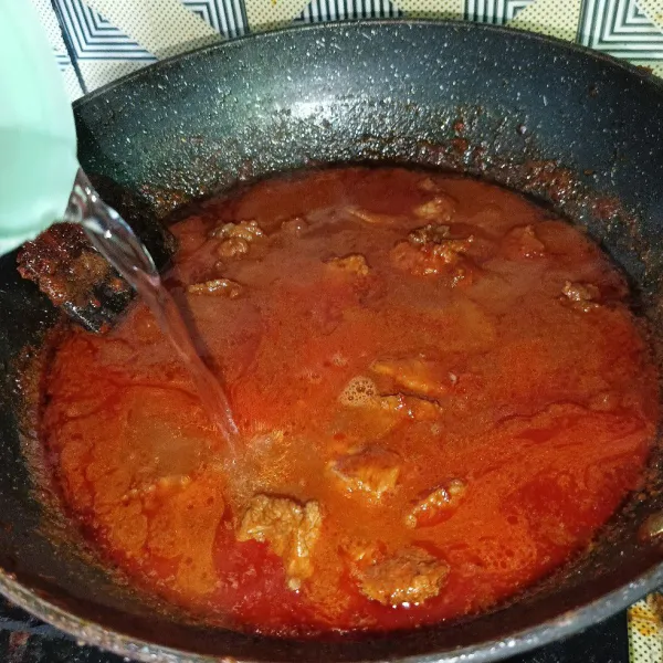 Tuang air secukupnya dan masak daging sapi sampai matang dan empuk.