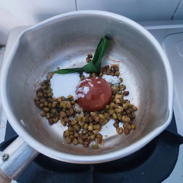 Tambahkan santan instan, garam, gula merah dan daun pandan.