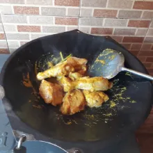 Masukkan ayam, aduk rata, masak hingga ayam berubah warna.