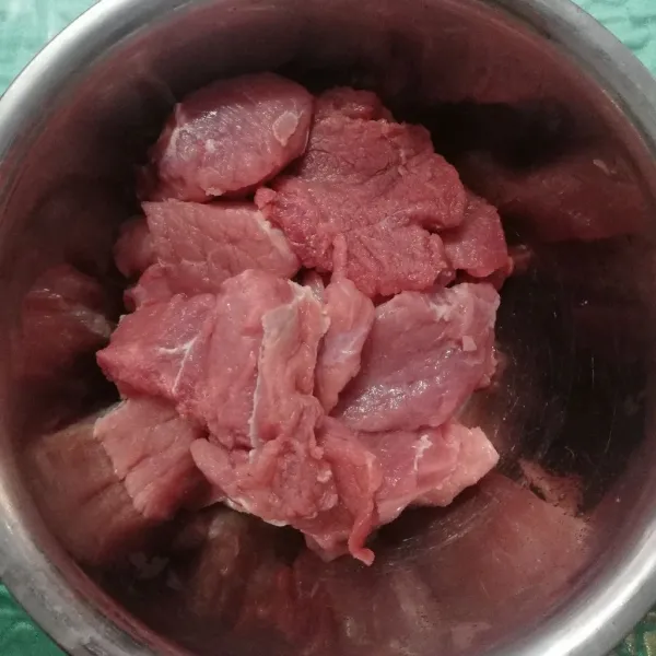 Siapkan daging sapi tanpa lemak.