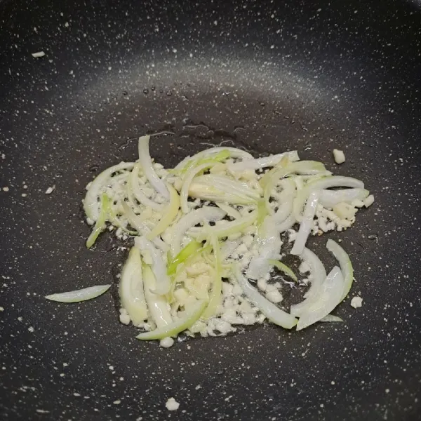 Tumis bawang putih, bawang bombay sampai layu dan harum.