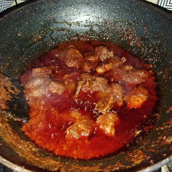 Aduk-aduk dan koreksi rasanya, daging sapi masak Habang siap disajikan.