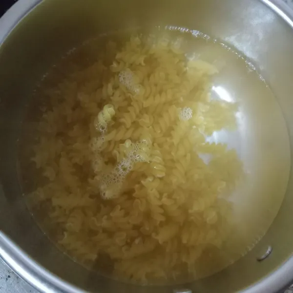 Rebus makaroni dan tambahkan sedikit minyak goreng agar tidak lengket.