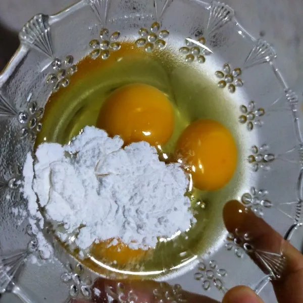 Masukkan telur dalam wadah dan tambahkan terigu .