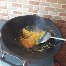 Tumis bumbu dan serai dengan minyak hingga harum.