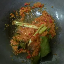 Tumis bumbu halus hingga harum lalu masukkan salam, sereh, lengkuas, dan kayu manis, aduk rata.