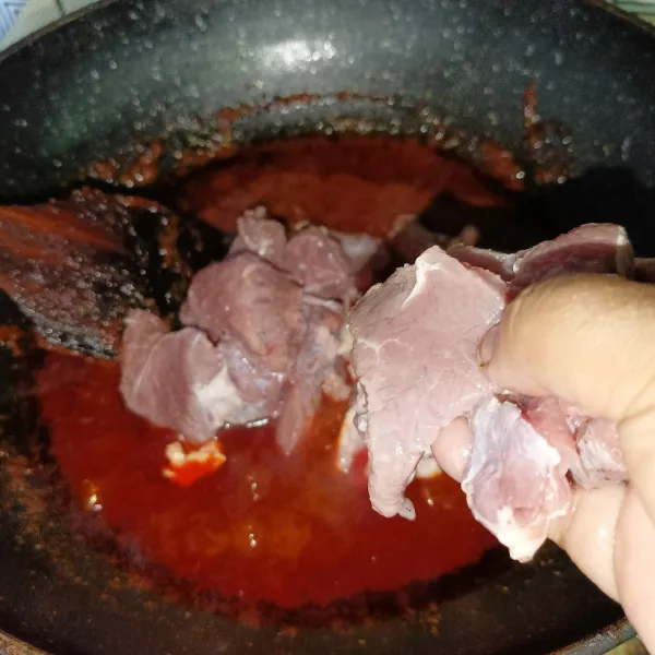 Kemudian masukkan daging sapi dan aduk-aduk sampai kaku.