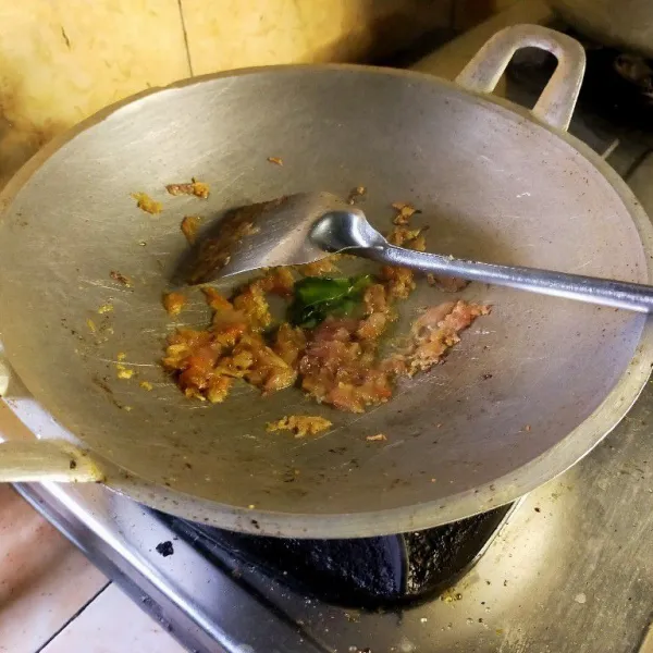 Tumis bumbu beserta daun jeruk hingga harum.