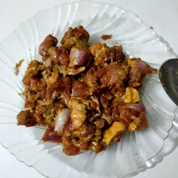 Campur daging dengan bumbu marinasi, aduk hingga merata.