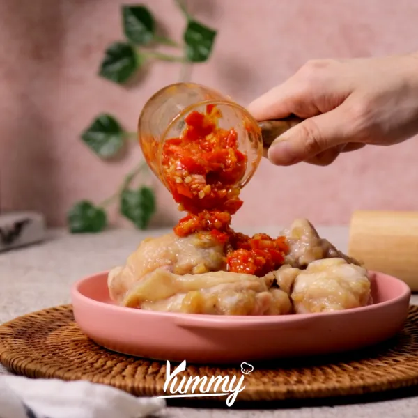 Sajikan ayam yang telah dikukus bersama sambal di atasnya.