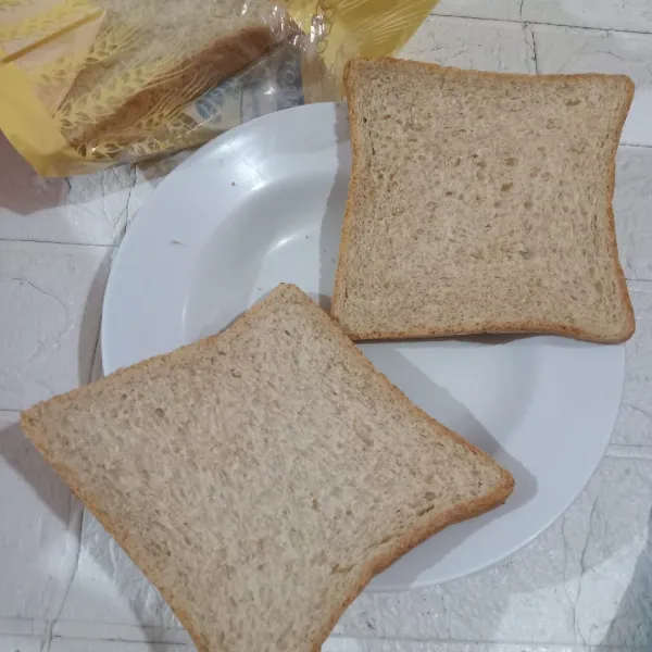 Siapkan roti tawar gandum.