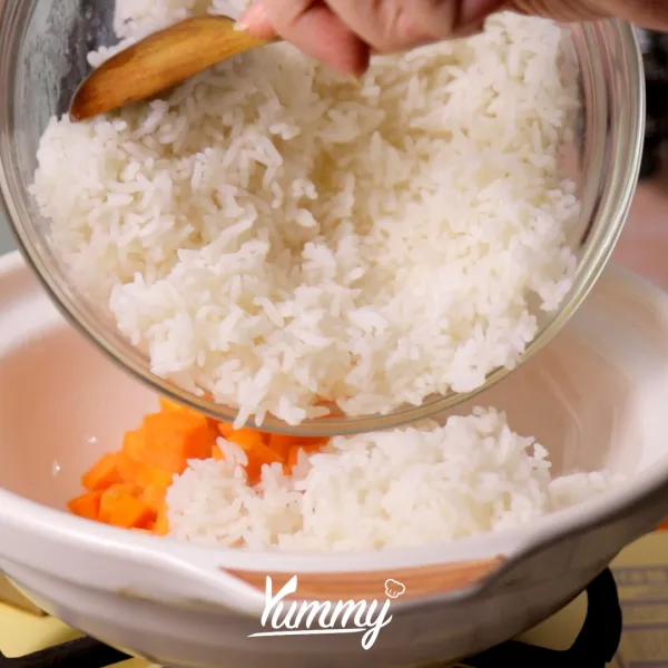 Masukkan nasi putih sisa, wortel cincang, dan 1 bungkus sup krim instan. Aduk hingga merata.
