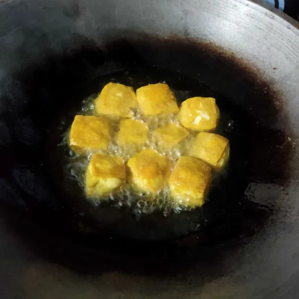 Goreng tahu hingga berkulit, angkat dan tiriskan.