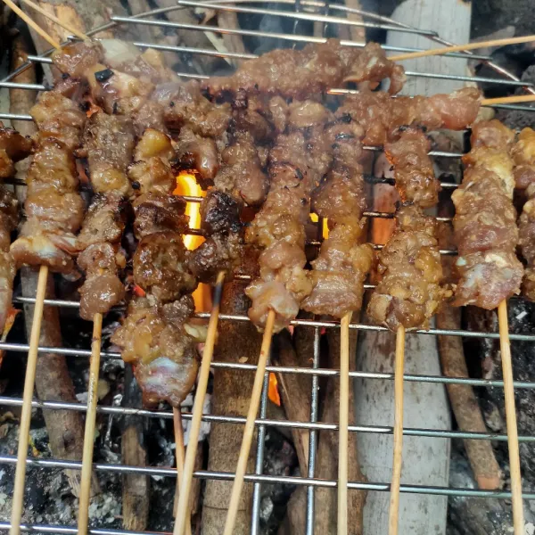 Bakar sate bolak-balik hingga matang.