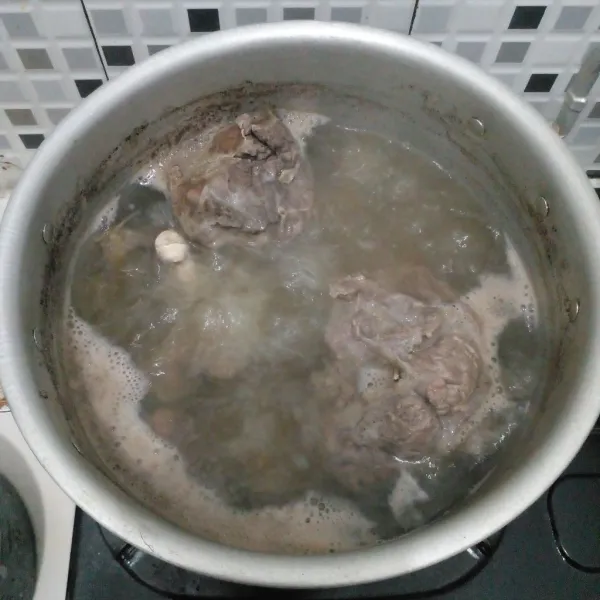 Rebus daging kambing hingga empuk, kemudian potong sesuai selera.