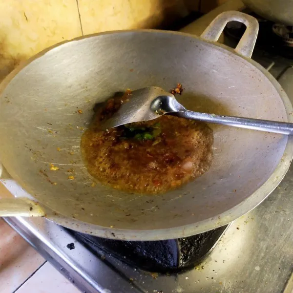 Tuang 1/2 gelas air dan aduk hingga bumbu tercampur rata.