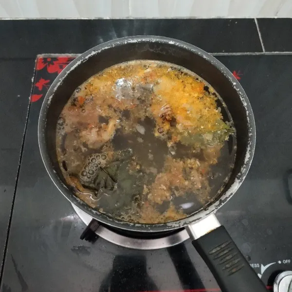 Lalu masukkan bumbu halus, lengkuas, dan daun salam. Masak hingga aroma bumbunya menguar.