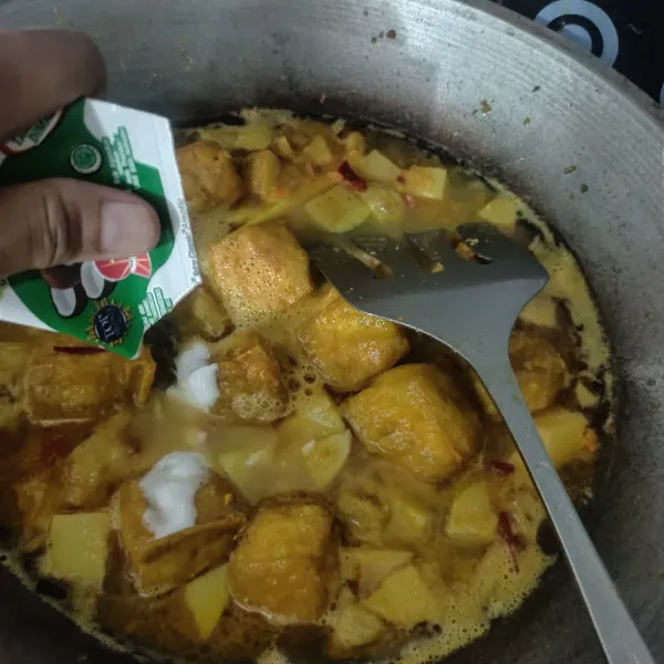 Kecilkan api, masukkan santan secukupnya, kalau mau lebih kental bisa satu bungkus santan, kalau mau agak encer bisa setengahnya. Masak sesaat hingga santan tanak, matikan kompor.