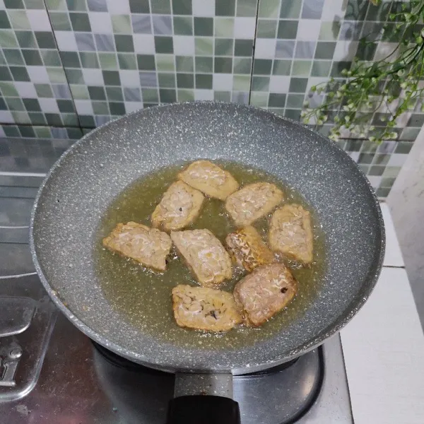 Goreng tempe hinga garing, lalu tiriskan.